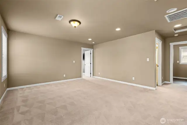 Large Bonus / family room...Second living area / flex sapce.
