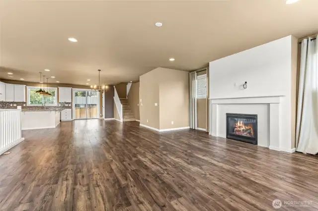 Lookng at dinning area / kitchen from living room.