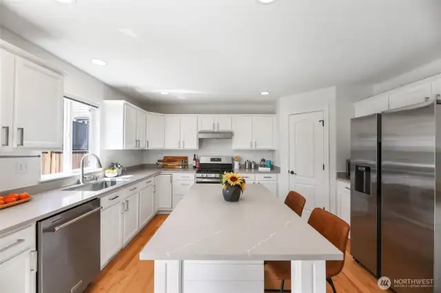 Nice Kitchen with stainless steel appliances that stay with home