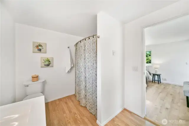 Full bath conveninetly attached to primary bedroom.