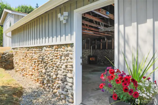 Another great view of this cottage garage look.