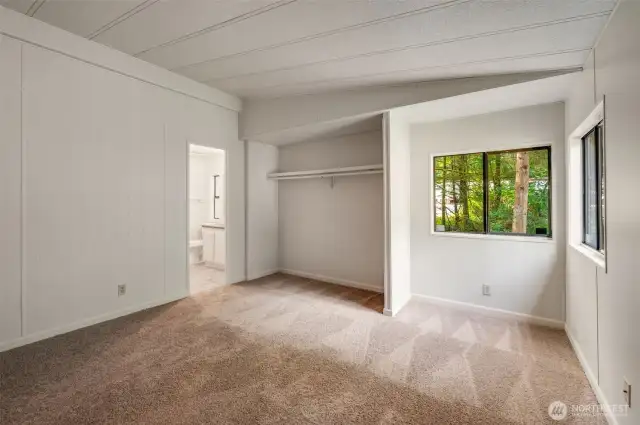 The primary bedroom connects to an en-suite bathroom.