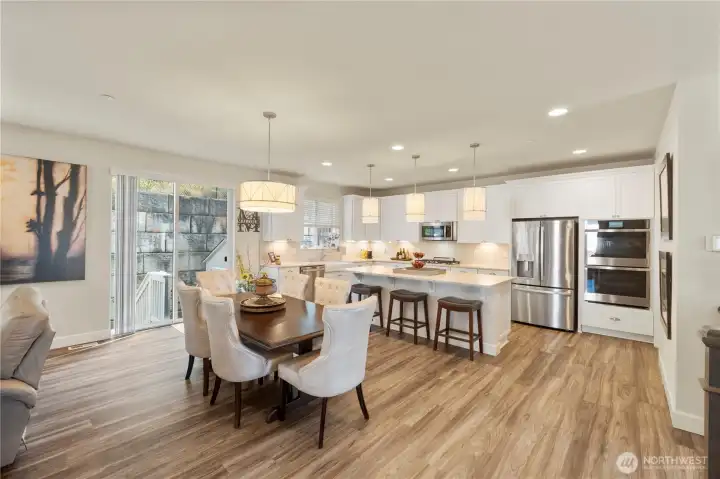 Lovely dining area off kitchen.