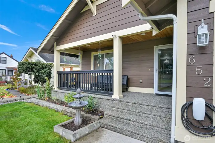 Covered Front Porch w/ fountain