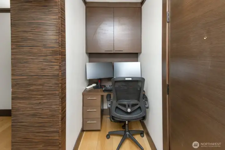 Office area next to entry way into the unit. Perfect for working from home.