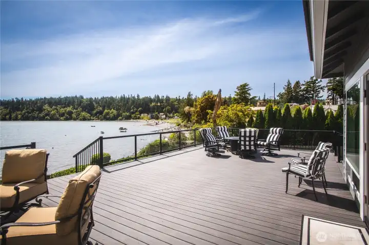 Huge expansive newer composite deck