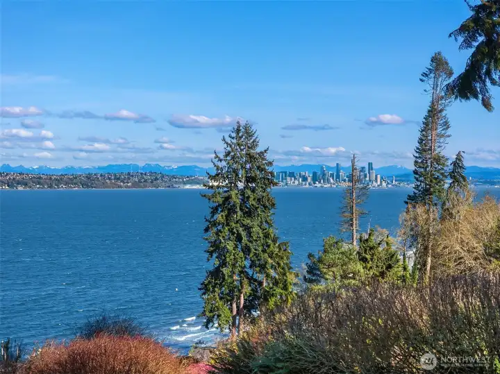 Gorgeous views of mountains and the Seattle skyline