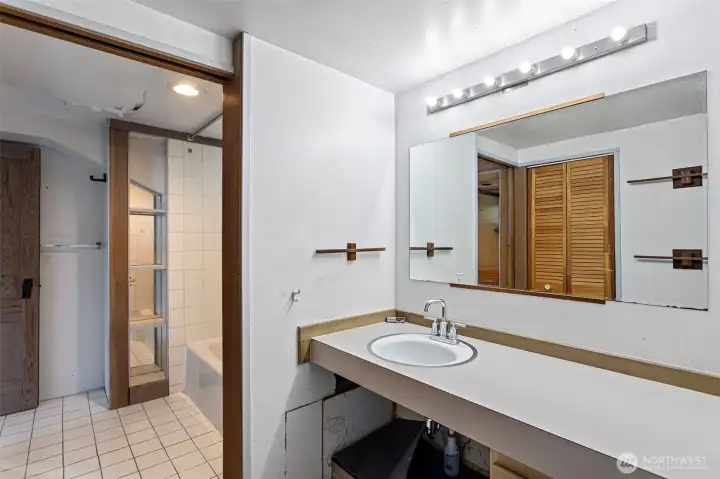 Full jack-n-jill bathroom with large counter.