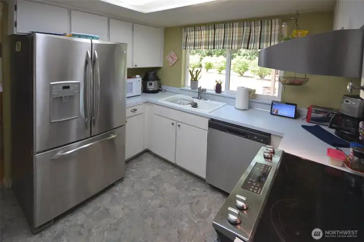 Kitchen Including Large Appliances
