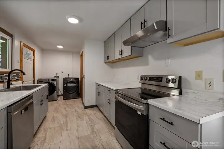 Newer Washer and Dryer stays.