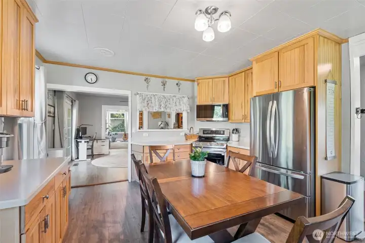 Beautifully updated country eat in kitchen