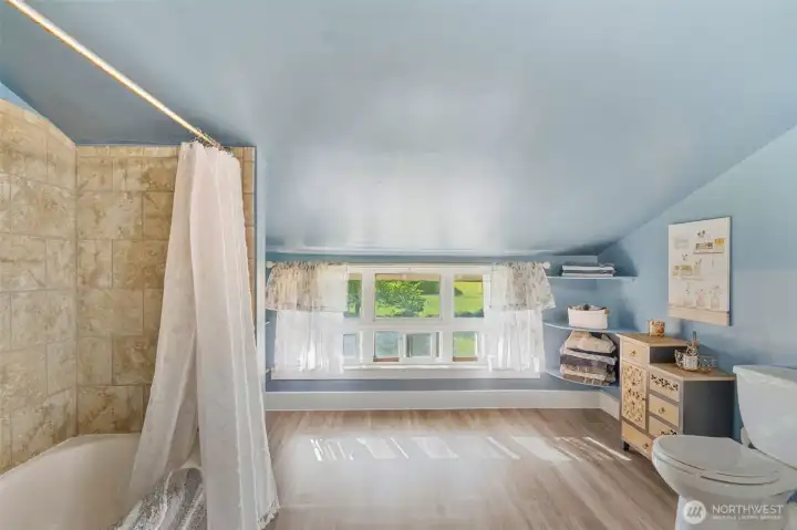 Oversized upstairs full bath.