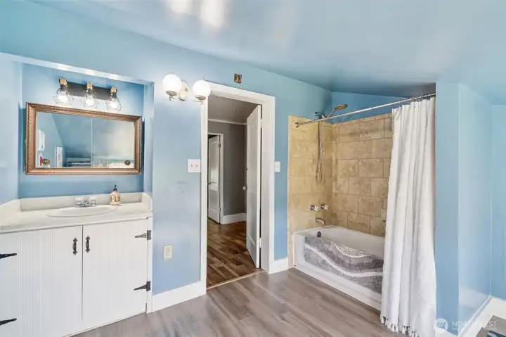 Oversized upstairs full bath.