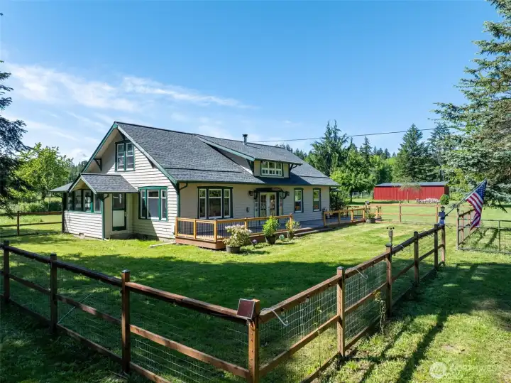 House with fenced front yard for Fido