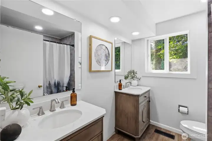 Upper Level   Full Bathroom