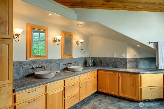 Primary en-suite bathroom
