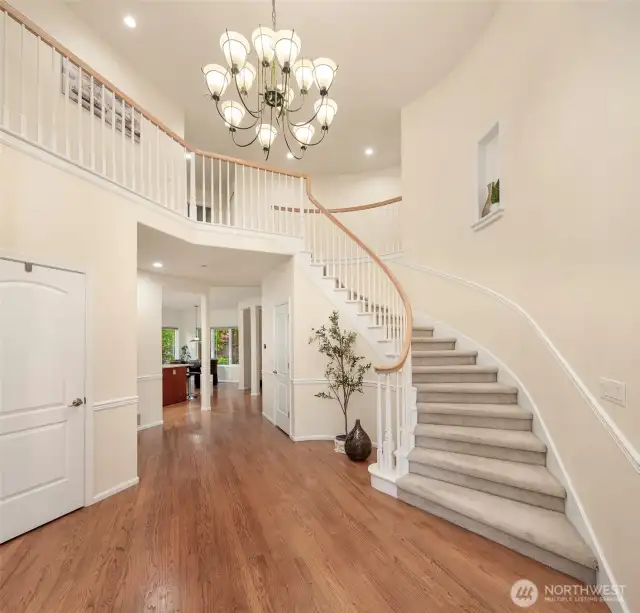 he grand staircase impresses with elegant curves