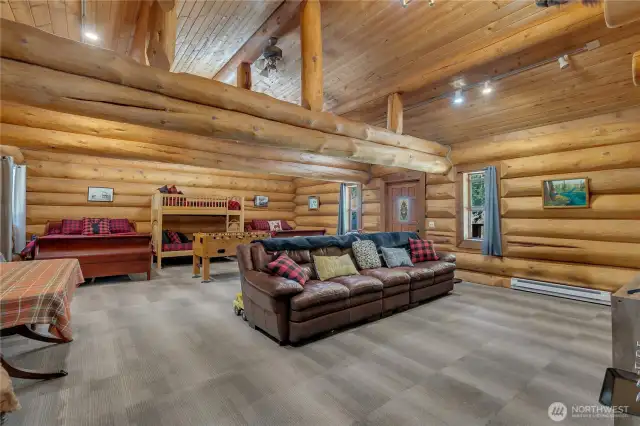 Large family room with bunkrooms great for air bnb