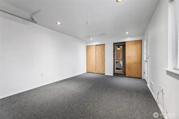 Bonus room/garage has a seperate entrance too!