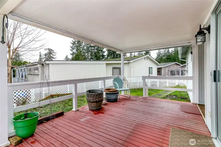 Outdoor Covered Deck off of front door/eat in kitchen