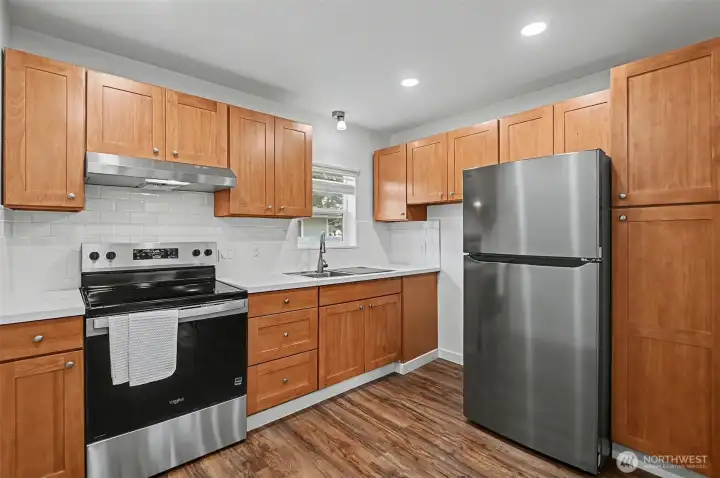 Kitchen - Brand new Quartz countertops and stainless steel appliances