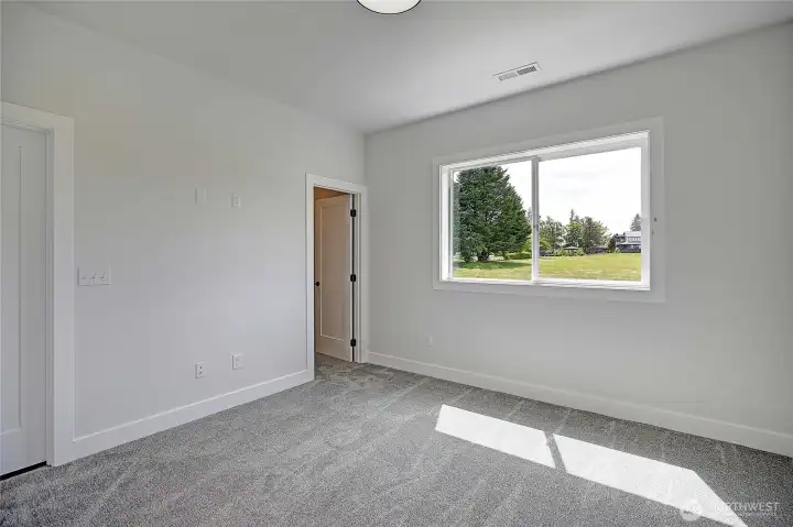 Large Guest Bedroom w/ Walk In Closet and Bath Access~