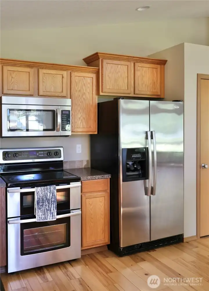A practical, polished kitchen with stainless appliances, double oven, and generous storage — ready for everyday living, weekend guests, or hosting after a day outdoors.