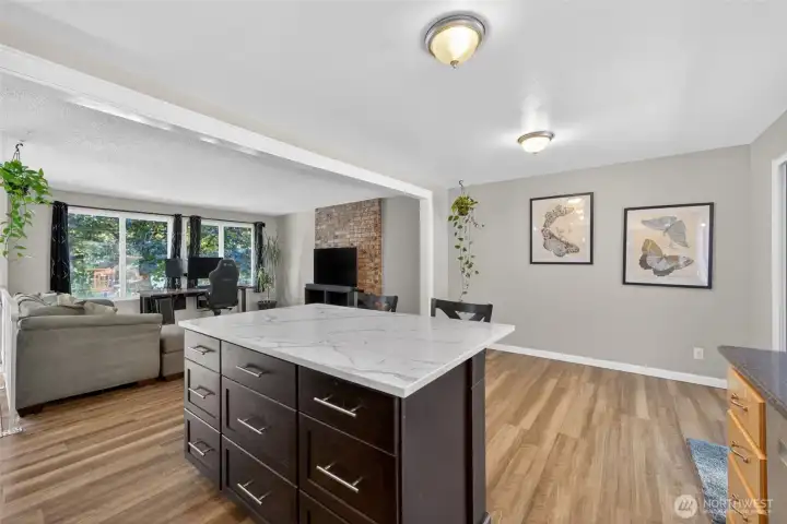 Spacious center island with convenient eating bar. Spacious center island with convenient eating bar.