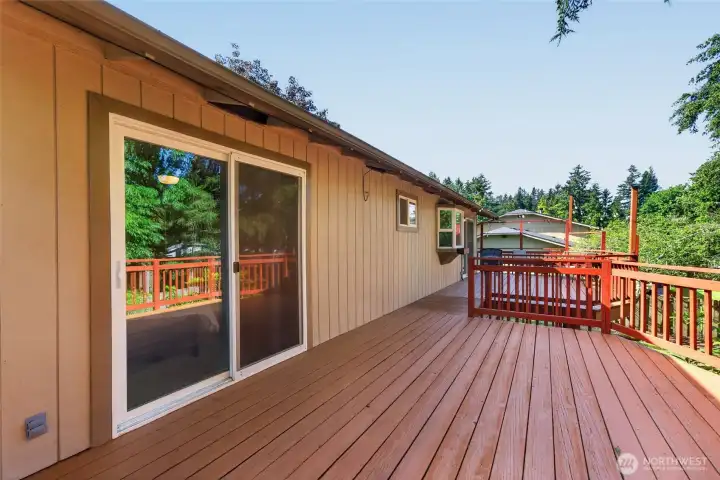 Spacious deck ideal for summer evenings. Spacious deck ideal for summer evenings.
