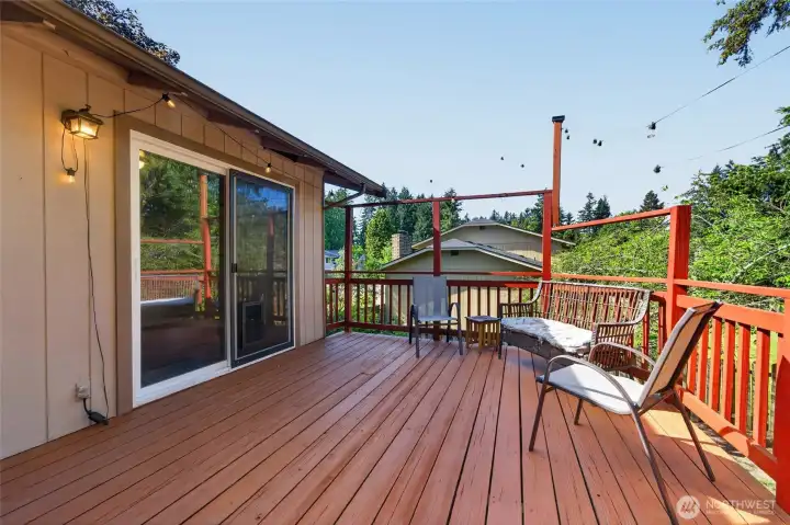 Easy indoor-outdoor flow enhances daily living. Easy indoor-outdoor flow enhances daily living.
