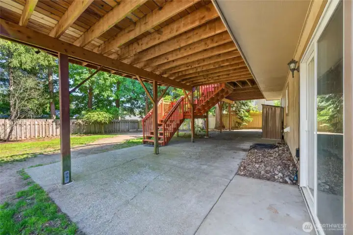 Covered patio offers year-round enjoyment. Covered patio offers year-round enjoyment.