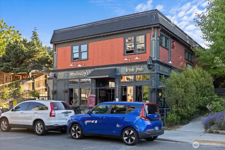 1 block to restaurants
