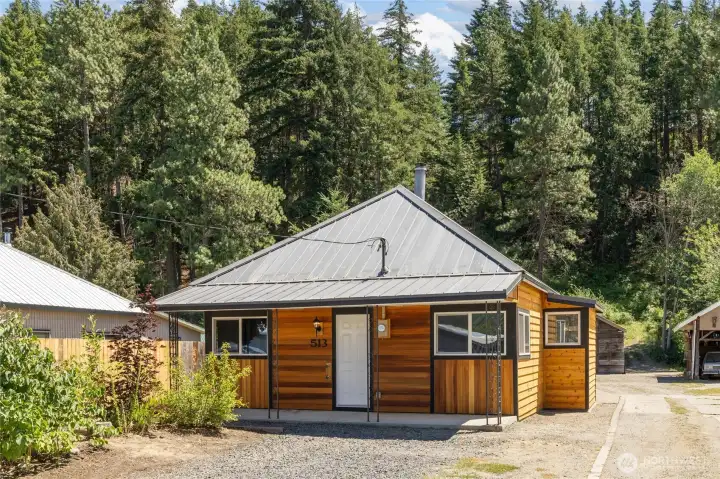 Welcome Home! Beautifully remodeled and updated one story home on 1.25 acres! Welcome Home! Beautifully remodeled and updated one story home on 1.25 acres!