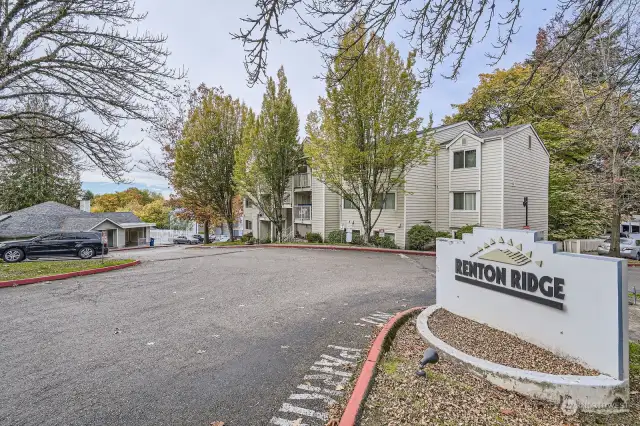 Renton Ridge Condominiums are conveniently located near schools, shopping and have easy access to I405, SR167 and I5.