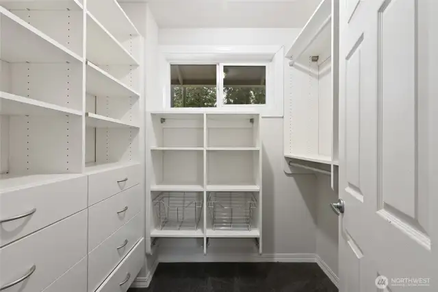 And walk-in closet.