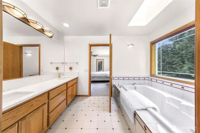 Primary 5-piece bathroom