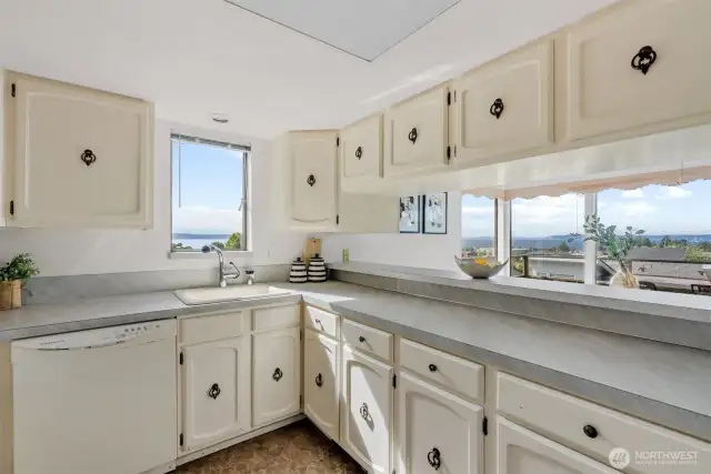The layout of the kitchen is a bonus for an easy refresh or remodel.