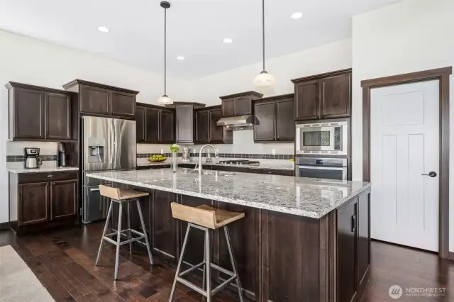 Breakfast bar & walk-in pantry