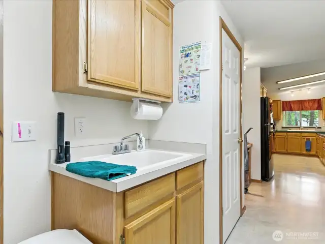 Just inside the back entrance, you’ll find a convenient extra sink—perfect for rinsing off dirt after gardening, outdoor projects, or play.