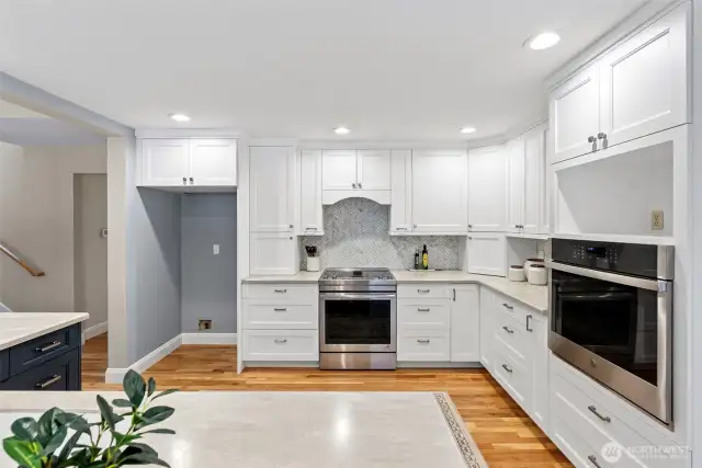 2 ovens. Wall oven is GE Stove is Jenn Air