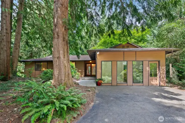 Your private haven in a prime Redmond location!