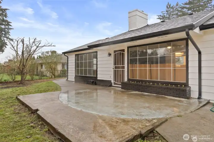Large back patio for BBQ and entertaining