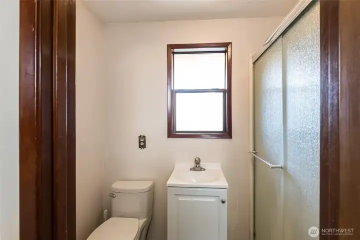 Guest bathroom 2