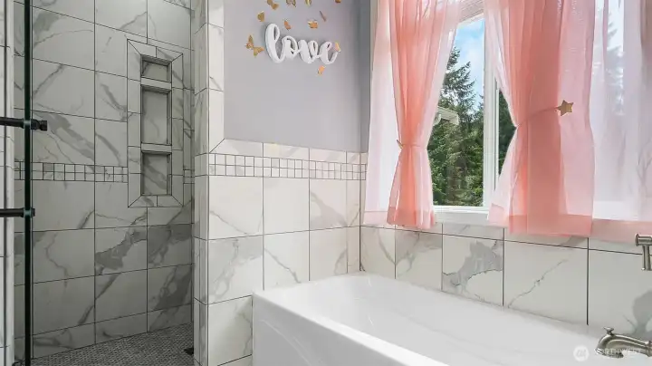 Primary Bathroom - Main Floor