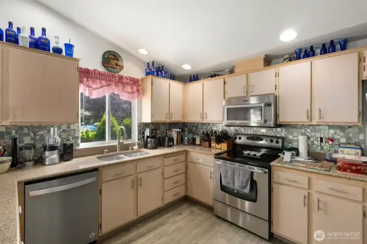 Nicely appointed kitchen with quartz countertops