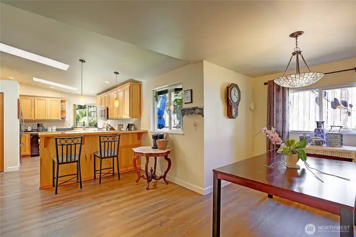 Open flow from the dining area to the kitchen~