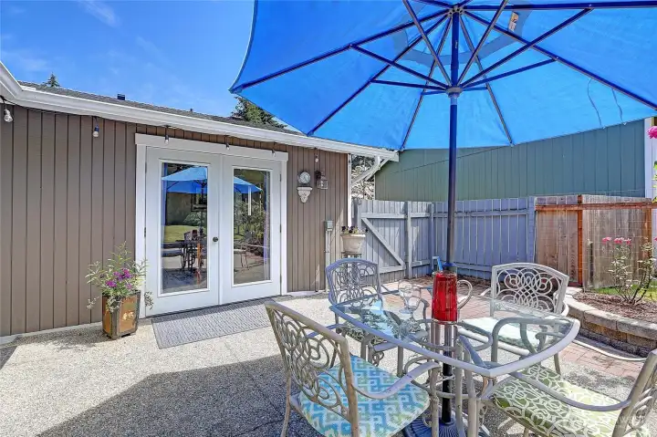 The big and bright patio!