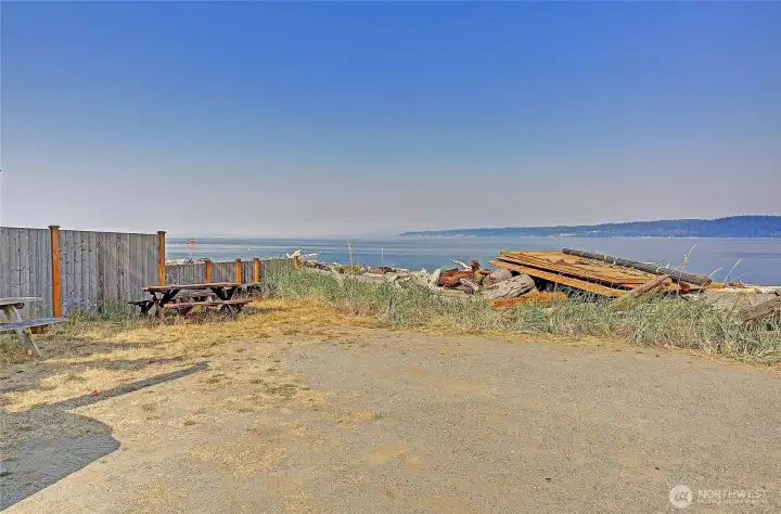 Picnic area and parking at the beach too~