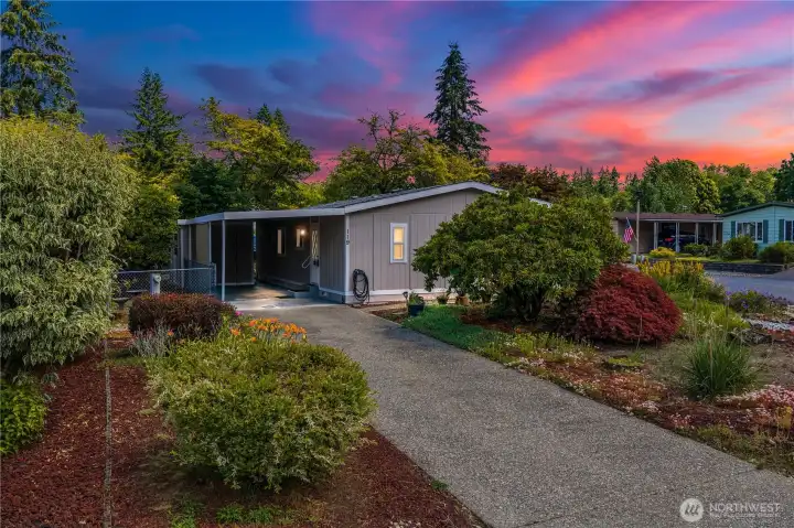 Welcome to this beautiful home in the desireabe Colonial Esates 55+ community. Welcome to this beautiful home in the desireabe Colonial Esates 55+ community.