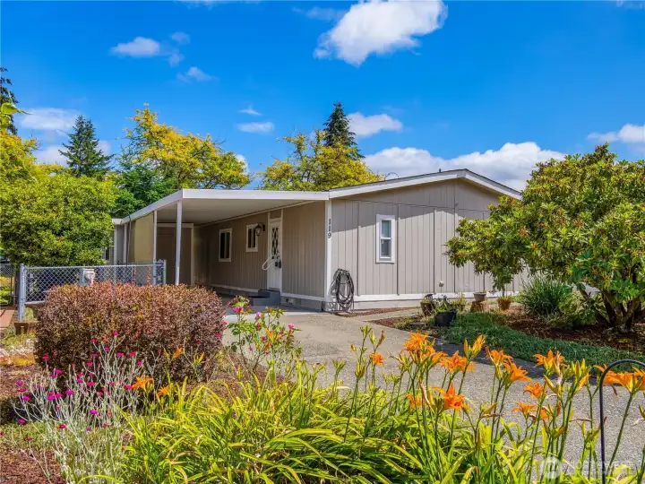 This 1080 square foot home is ready for its new owner. With new paint inside and out. This 1080 square foot home is ready for its new owner. With new paint inside and out.